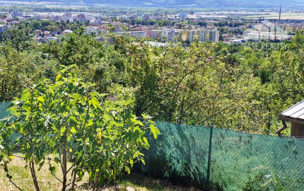 ** Na predaj záhradná chata s príslušenstvom, pozemkom 402 m² a krásnym výhľadom – Nové Mesto n/V **
