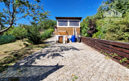 ** Na predaj záhradná chata s príslušenstvom, pozemkom 402 m² a krásnym výhľadom – Nové Mesto n/V **