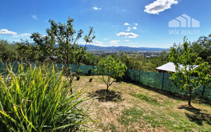 ** Na predaj záhradná chata s príslušenstvom, pozemkom 402 m² a krásnym výhľadom – Nové Mesto n/V **