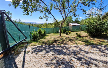 ** Na predaj záhradná chata s príslušenstvom, pozemkom 402 m² a krásnym výhľadom – Nové Mesto n/V **