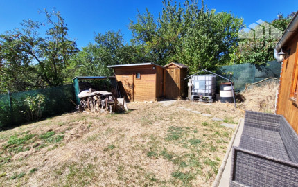 ** Na predaj záhradná chata s príslušenstvom, pozemkom 402 m² a krásnym výhľadom – Nové Mesto n/V **