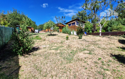 ** Na predaj záhradná chata s príslušenstvom, pozemkom 402 m² a krásnym výhľadom – Nové Mesto n/V **