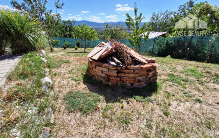 ** Na predaj záhradná chata s príslušenstvom, pozemkom 402 m² a krásnym výhľadom – Nové Mesto n/V **