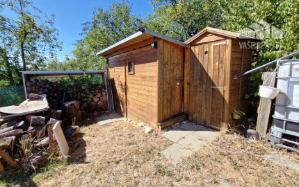 ** Na predaj záhradná chata s príslušenstvom, pozemkom 402 m² a krásnym výhľadom – Nové Mesto n/V **
