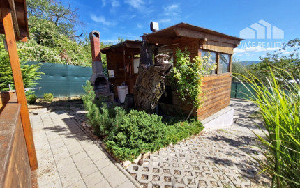 ** Na predaj záhradná chata s príslušenstvom, pozemkom 402 m² a krásnym výhľadom – Nové Mesto n/V **