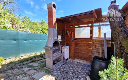 ** Na predaj záhradná chata s príslušenstvom, pozemkom 402 m² a krásnym výhľadom – Nové Mesto n/V **