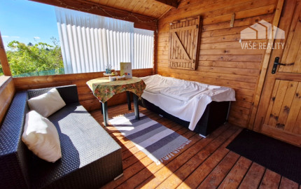 ** Na predaj záhradná chata s príslušenstvom, pozemkom 402 m² a krásnym výhľadom – Nové Mesto n/V **