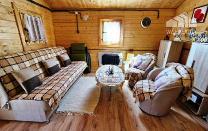 ** Na predaj záhradná chata s príslušenstvom, pozemkom 402 m² a krásnym výhľadom – Nové Mesto n/V **
