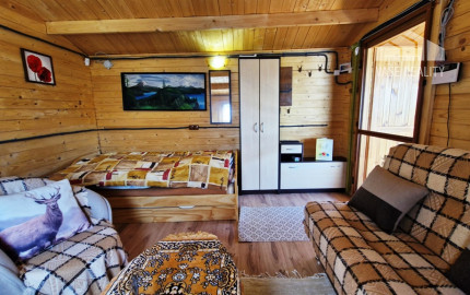 ** Na predaj záhradná chata s príslušenstvom, pozemkom 402 m² a krásnym výhľadom – Nové Mesto n/V **