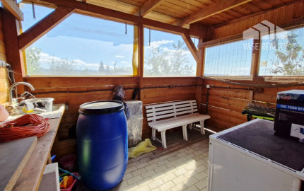 ** Na predaj záhradná chata s príslušenstvom, pozemkom 402 m² a krásnym výhľadom – Nové Mesto n/V **