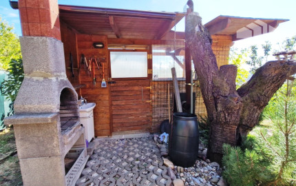 ** Na predaj záhradná chata s príslušenstvom, pozemkom 402 m² a krásnym výhľadom – Nové Mesto n/V **