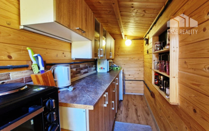 ** Na predaj záhradná chata s príslušenstvom, pozemkom 402 m² a krásnym výhľadom – Nové Mesto n/V **