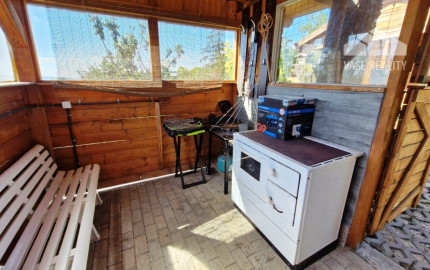 ** Na predaj záhradná chata s príslušenstvom, pozemkom 402 m² a krásnym výhľadom – Nové Mesto n/V **