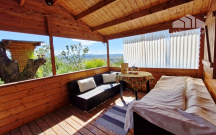 ** Na predaj záhradná chata s príslušenstvom, pozemkom 402 m² a krásnym výhľadom – Nové Mesto n/V **