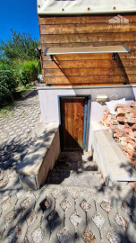 ** Na predaj záhradná chata s príslušenstvom, pozemkom 402 m² a krásnym výhľadom – Nové Mesto n/V **
