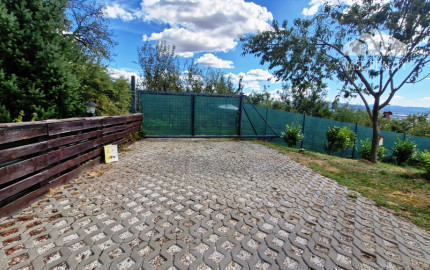 ** Na predaj záhradná chata s príslušenstvom, pozemkom 402 m² a krásnym výhľadom – Nové Mesto n/V **