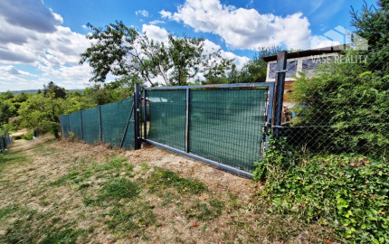** Na predaj záhradná chata s príslušenstvom, pozemkom 402 m² a krásnym výhľadom – Nové Mesto n/V **