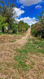 ** Na predaj záhradná chata s príslušenstvom, pozemkom 402 m² a krásnym výhľadom – Nové Mesto n/V **
