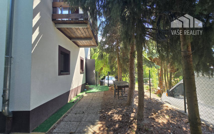 Alternatíva k bytu len 4 km od Piešťan – zrekonštruovaná chata na celoročné užívanie, 120 m², terasa a výhľad na jazero