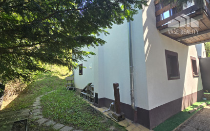 Alternatíva k bytu len 4 km od Piešťan – zrekonštruovaná chata na celoročné užívanie, 120 m², terasa a výhľad na jazero