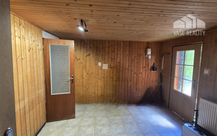 Alternatíva k bytu len 4 km od Piešťan – zrekonštruovaná chata na celoročné užívanie, 120 m², terasa a výhľad na jazero