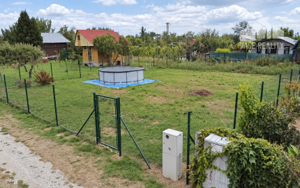 Predaj pozemku 401 m² v záhradkárskej oblasti – Drahovce Hať, Siete: Elektrina, voda, žumpa