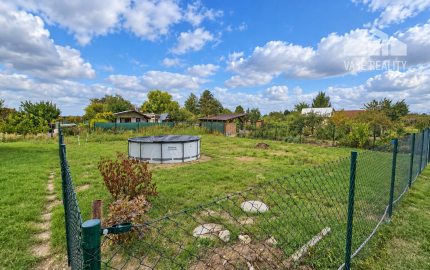 Predaj pozemku 401 m² v záhradkárskej oblasti – Drahovce Hať, Siete: Elektrina, voda, žumpa