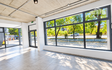 Na prenájom obchodný priestor, 175 m², Ružinov – Tomášikova, priamy vstup z ulice, veľké výklady