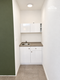 Na prenájom obchodný priestor, 175 m², Ružinov – Tomášikova, priamy vstup z ulice, veľké výklady