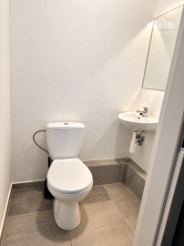 Na prenájom obchodný priestor, 175 m², Ružinov – Tomášikova, priamy vstup z ulice, veľké výklady