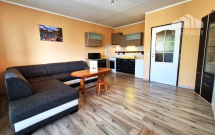 ** Na predaj priestranná garsónka 34 m² s veľkým balkónom 4,5 m² - Nové Mesto nad Váhom **