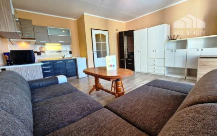 ** Na predaj priestranná garsónka 34 m² s veľkým balkónom 4,5 m² - Nové Mesto nad Váhom **