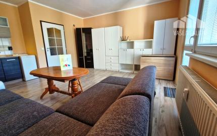 ** Na predaj priestranná garsónka 34 m² s veľkým balkónom 4,5 m² - Nové Mesto nad Váhom **