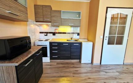 ** Na predaj priestranná garsónka 34 m² s veľkým balkónom 4,5 m² - Nové Mesto nad Váhom **