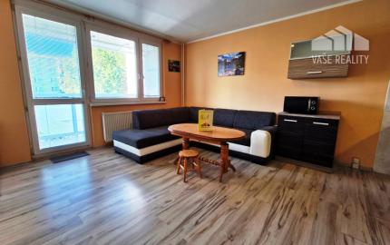 ** Na predaj priestranná garsónka 34 m² s veľkým balkónom 4,5 m² - Nové Mesto nad Váhom **