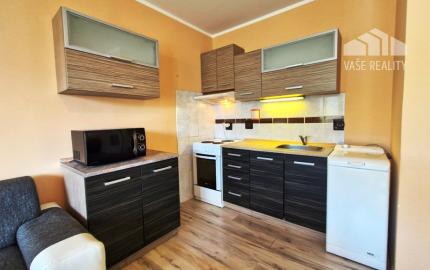 ** Na predaj priestranná garsónka 34 m² s veľkým balkónom 4,5 m² - Nové Mesto nad Váhom **