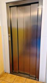 ** Na predaj priestranná garsónka 34 m² s veľkým balkónom 4,5 m² - Nové Mesto nad Váhom **
