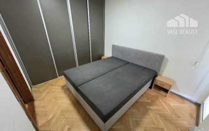 PRENÁJOM Bánovce nad Bebravou/2 IZBOVÝ BYT/ CENTRUM /LOGGIA