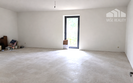 MODERNÝ 6-IZBOVÝ BUNGALOV S TERASOU A POZEMKOM 884 m² – RATNOVCE