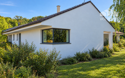 MODERNÝ 6-IZBOVÝ BUNGALOV S TERASOU A POZEMKOM 884 m² – RATNOVCE