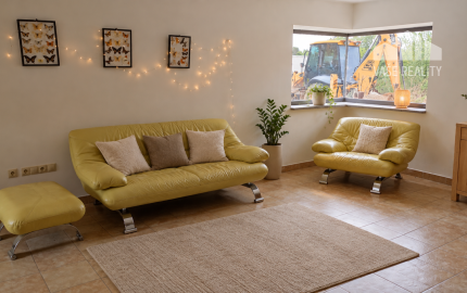 MODERNÝ 6-IZBOVÝ BUNGALOV S TERASOU A POZEMKOM 884 m² – RATNOVCE