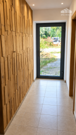 MODERNÝ 6-IZBOVÝ BUNGALOV S TERASOU A POZEMKOM 884 m² – RATNOVCE