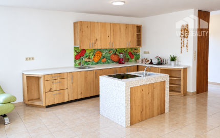 MODERNÝ 6-IZBOVÝ BUNGALOV S TERASOU A POZEMKOM 884 m² – RATNOVCE