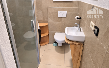 ZREKONŠTRUOVANÝ A ZARIADENÝ DOM 2+kk • POZEMOK 1 112 m² • SÚKROMIE A VLASTNÝ KÚSOK LESA – LÚKA