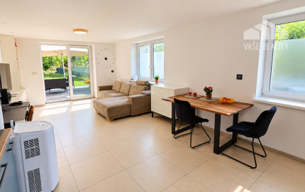 ZREKONŠTRUOVANÝ A ZARIADENÝ DOM 2+kk • POZEMOK 1 112 m² • SÚKROMIE A VLASTNÝ KÚSOK LESA – LÚKA