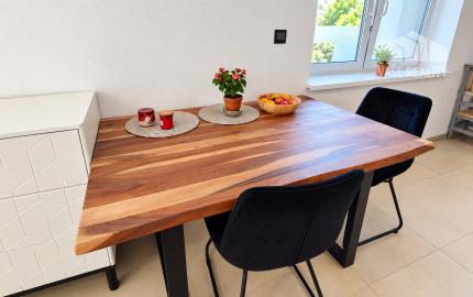 ZREKONŠTRUOVANÝ A ZARIADENÝ DOM 2+kk • POZEMOK 1 112 m² • SÚKROMIE A VLASTNÝ KÚSOK LESA – LÚKA