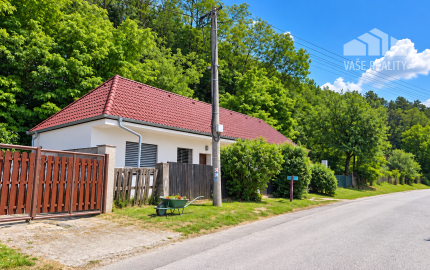 ZREKONŠTRUOVANÝ A ZARIADENÝ DOM 2+kk • POZEMOK 1 112 m² • SÚKROMIE A VLASTNÝ KÚSOK LESA – LÚKA
