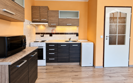 ** REZERVOVANÉ ** Priestranná garsónka 34 m² s veľkým balkónom 4,5 m² - Nové Mesto nad Váhom **