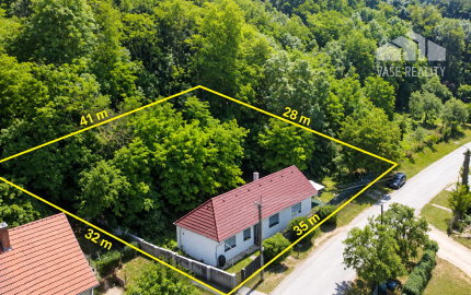 ZREKONŠTRUOVANÝ A ZARIADENÝ DOM 2+kk • POZEMOK 1 112 m² • SÚKROMIE A VLASTNÝ KÚSOK LESA – LÚKA