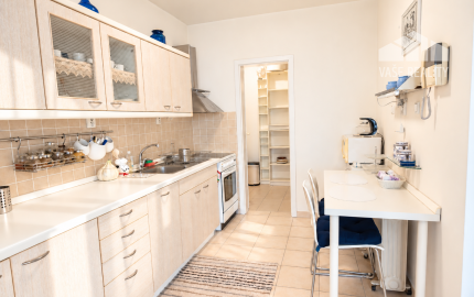 Na prenájom priestranný 3-izbový byt s lodžiou, 101 m², nádherný výhľad na Bratislavu,Zadunajská cesta, Petržalka, od 10/2026